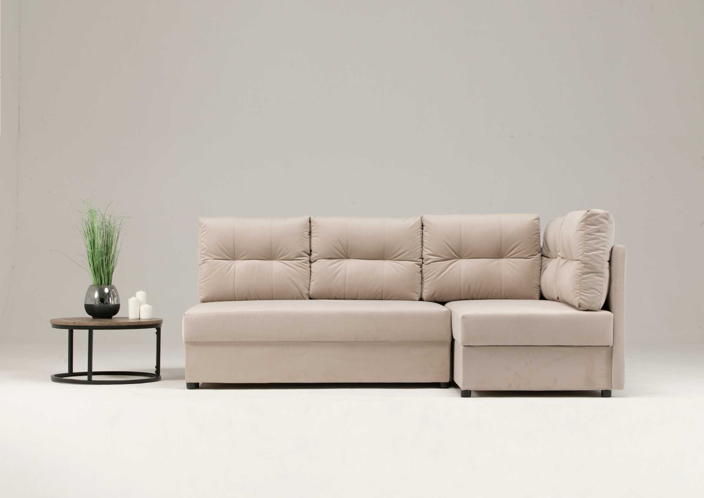 Mały narożnik z pikowanymi poduszkami beżowy